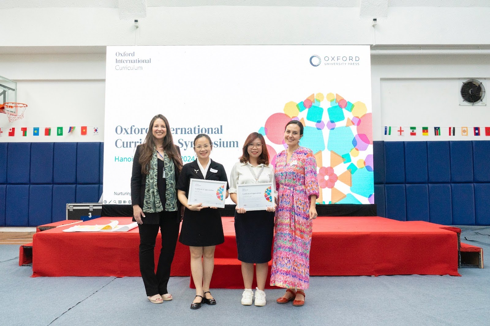 Đại diện Oxford International Curriculum phát triển bởi NXB Đại học Oxford, #1 Vương quốc Anh và #1 Thế giới, trao chứng nhận - Trường học tiên phong triển khai toàn diện Chương trình Quốc tế Oxford